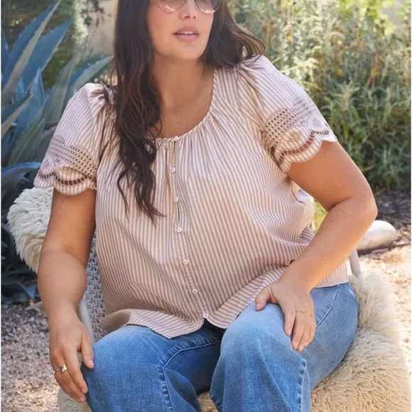 torrid Tops - TORRID BELLE ISLE WOMENS SCALLOP SLEEVE STRIPED BEIGE WHITE BLOUSE 4X